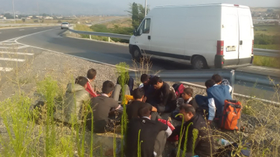 Следвайте Гласове в Сливенски полицаи задържаха седемдесет мигранти на автомагистрала Тракия