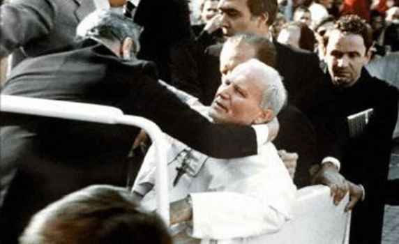 Агджа: Лично Йоан Павел II искаше да обвиня българите за атентата, за да подкопае омразния СССР. Роналд Рейгън благослови операцията