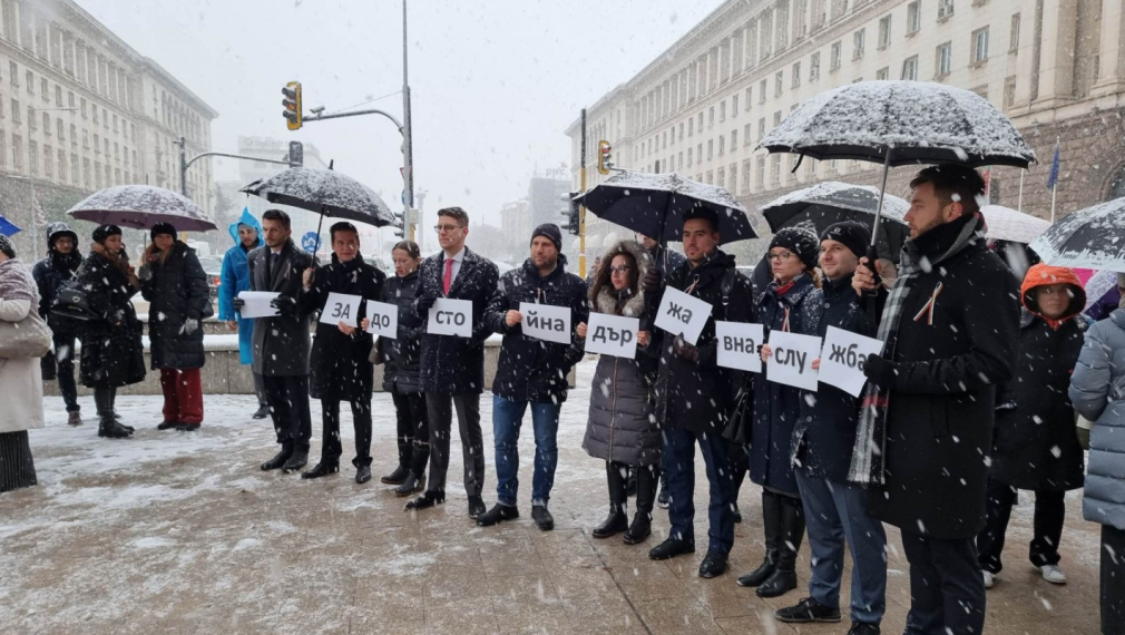 Служители на МВнР с нов протест за достойно заплащане, този път пред Министерския съвет