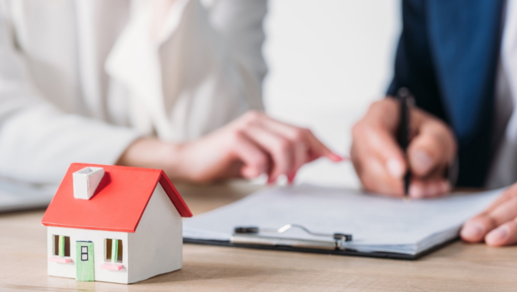 Адвокат или агенция за недвижими имоти - кой вариант е по-добър при покупка на имот