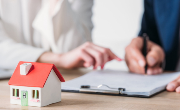 Адвокат или агенция за недвижими имоти - кой вариант е по-добър при покупка на имот