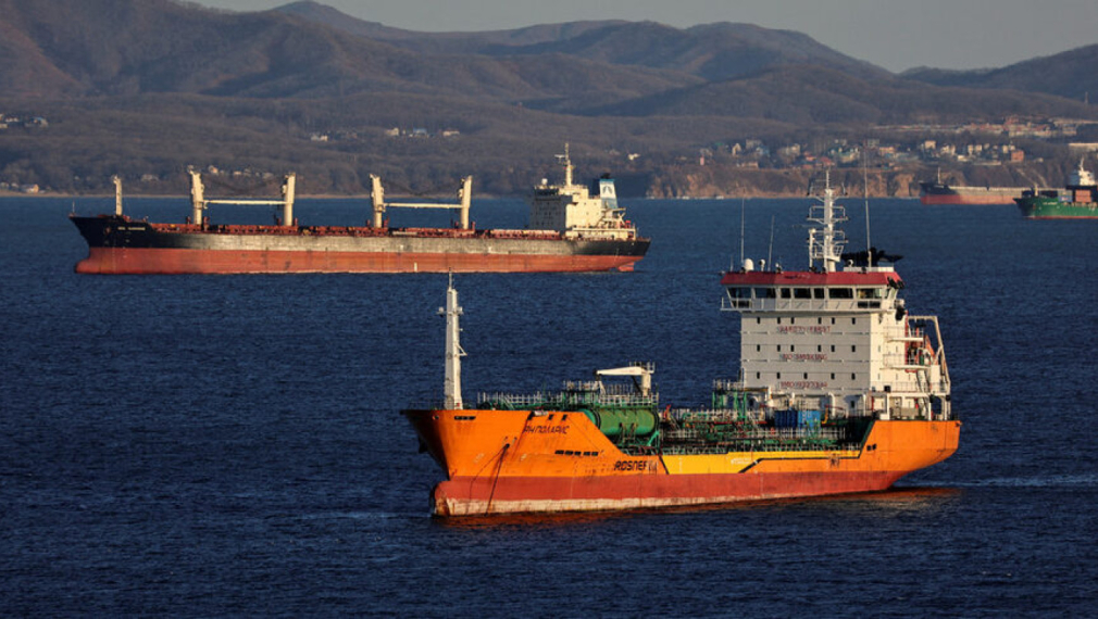 Руският петрол за ЕС намаля наполовина, започнаха триковете с танкери и посредници