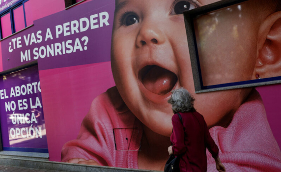 Нов закон в Испания разрешава аборти на момичета на 16 и 17 години без съгласие на родител
