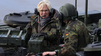 Следвайте Гласове в Германският министър на отбраната Кристин Ламбрехт свика спешна
