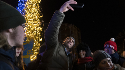 Следвайте Гласове в Общинари от украинската столица Киев запалиха осветлението