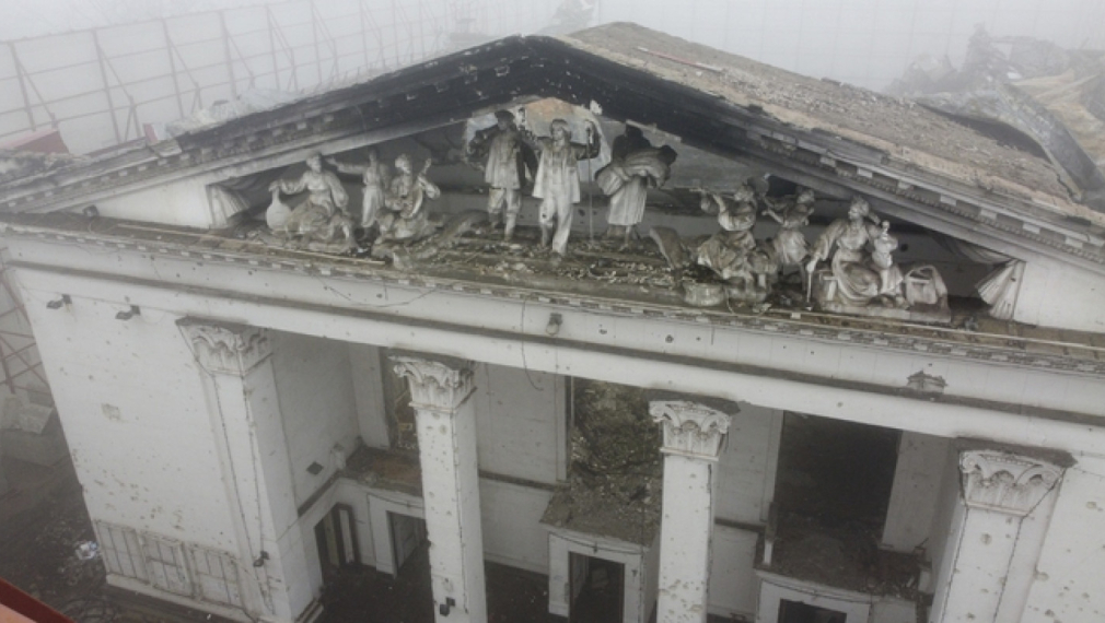 Русия започна разрушаване на бомбардирания театър в Мариупол