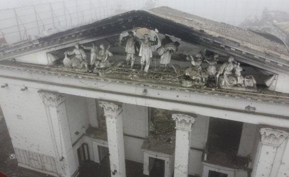 Русия започна разрушаване на бомбардирания театър в Мариупол