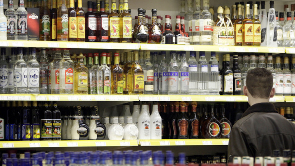 Великобритания замразява данъците върху алкохола поне до август 2023 г.,