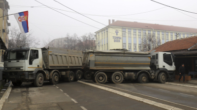 Следвайте Гласове в Сърбите издигнаха нови пътни блокади в Северно Косово