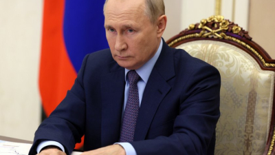 Следвайте Гласове в Президентът на Русия Владимир Путин подписа указ със