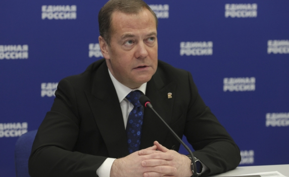 Медведев предложи доживотна забрана за влизане в Русия на "предателите"