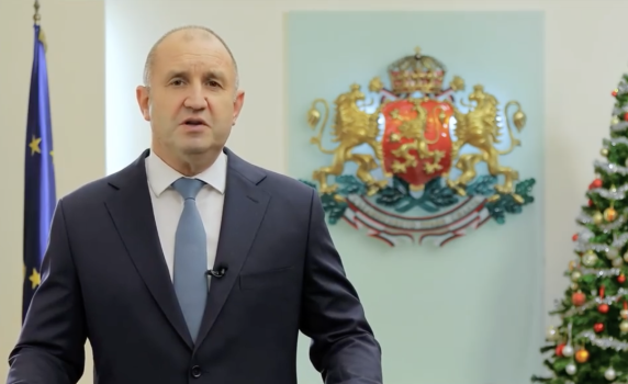 Румен Радев: Спасението не е на дъното на чашите, а в общите усилия