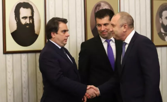 На живо - Президентът Радев връчва мандата на "Промяната"