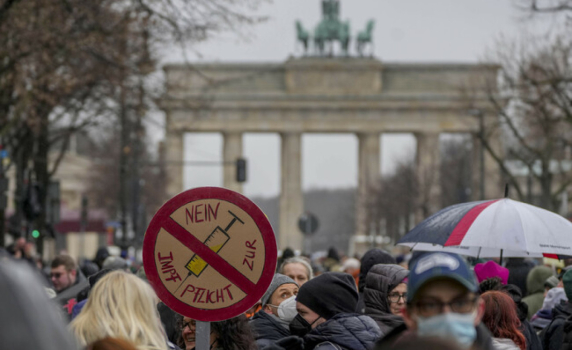 Германска лекарка отива в затвора за незаконно издаване на удостоверения, позволяващи да не се носят маски
