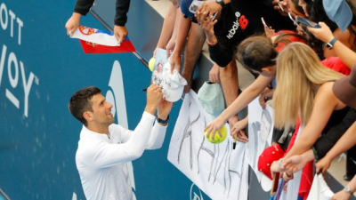 Новак Джокович раздава автографи на феновете в Аделаида след победата
