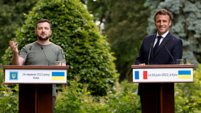 Президентът на Украйна Володимир Зеленски и президентът на Франция Еманюел