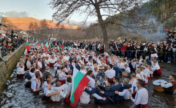 Стотици се включиха в традиционното мъжко хоро във водите на Тунджа в Калофер