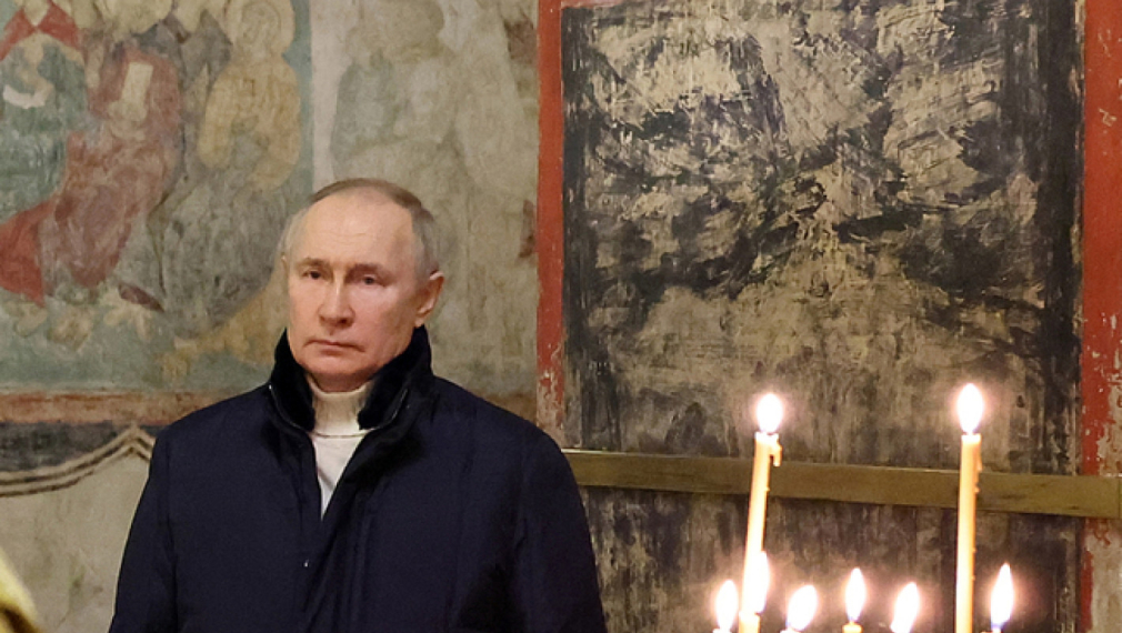 Путин присъства сам на празничната служба в катедралата в Кремъл