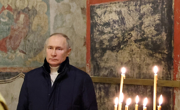 Путин присъства сам на празничната служба в катедралата в Кремъл