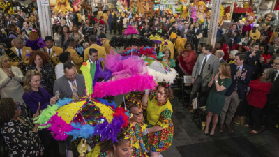 Карнавалният сезон празненство продължаващо няколко седмици с весели улични