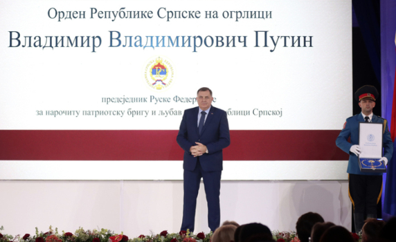 Лидерът на босненските сърби Милорад Додик награди с медал Владимир Путин
