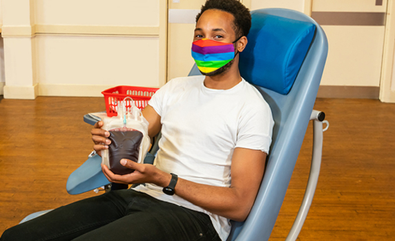 Германия премахва забраната за даряване на кръв от хомосексуалисти