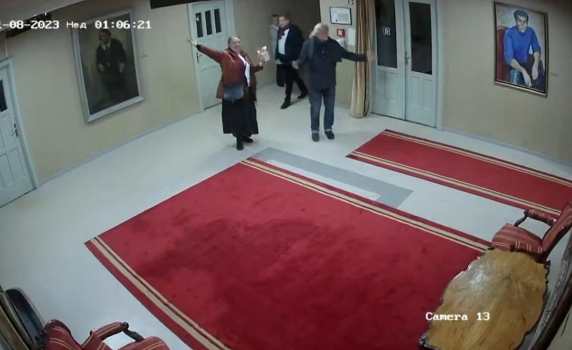 "Филтър" публикува видео на Морфов, който драска по вратите в Народния театър