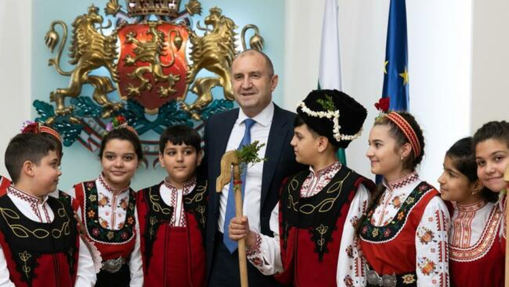 Президентът прие на „Дондуков” 2 деца сурвакари по случай ромската Нова година