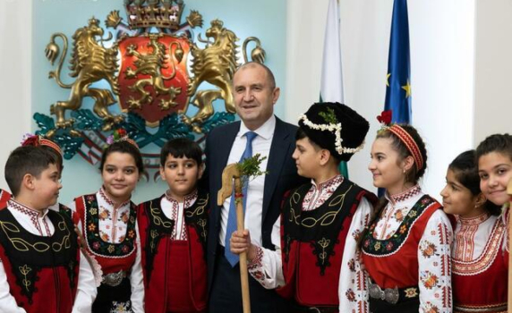 Президентът прие на „Дондуков” 2 деца сурвакари по случай ромската Нова година
