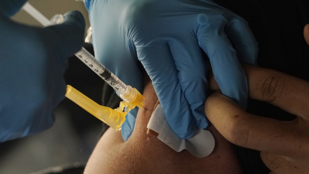 Здравните власти в САЩ: Двувалентната ваксина на "Пфайзер" срещу Ковид може да е свързана с мозъчни удари при възрастни хора