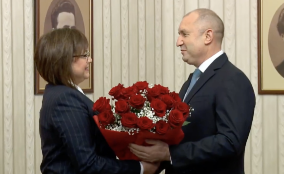 Президентът Радев подари рози на Корнелия Нинова и връчи мандата на БСП. Тя го почерпи с бонбони "Мерси"