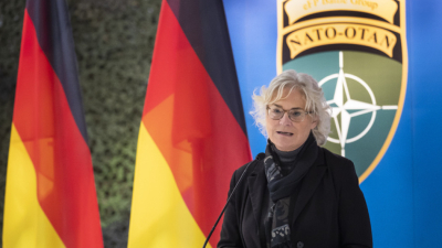 Германската министърка на отбраната Кристине Ламбрехт подаде оставка след постоянни