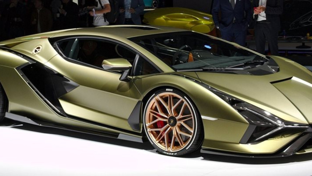 Едно от 63-те бройки в света Lamborghini Sian се кара по