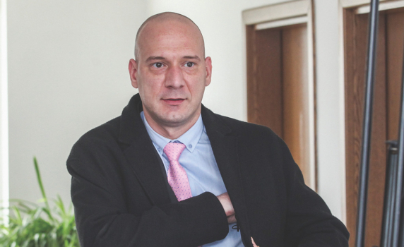 Протеже на министър Минеков се хвали със снимки на вечерята си в Давос