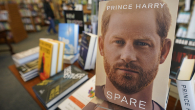 Предизвикалите полемика мемоари на принц Хари станаха най бързо продаващата