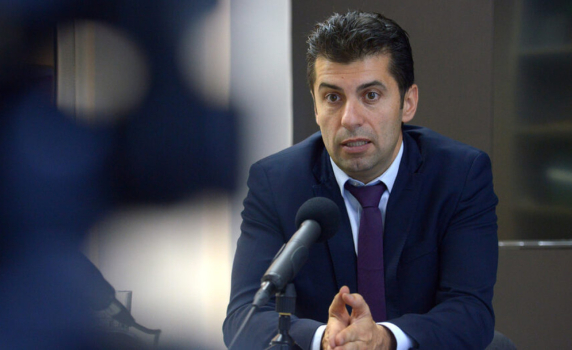 След признанието на Петков за тайната помощ за Киев: От "това новина ли е" до "момчето не е добре"