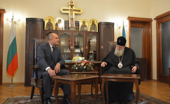 Президентът Румен Радев лично поздрави патриарх Неофит за именния му ден