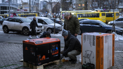 Украинци разопаковат електрогенератор който ще бъде поставен в банков клон