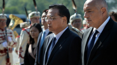 Китайският премиер Ли Къцян при официалното посрещане от българския министър председател