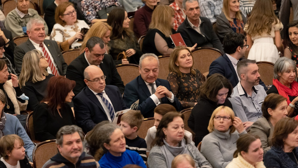 Министър-председателят Гълъб Донев аплодира артиститеПовече от 1200 почитатели на класиката