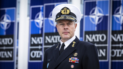 Следвайте Гласове в Председателят на Военния комитет на НАТО адмирал