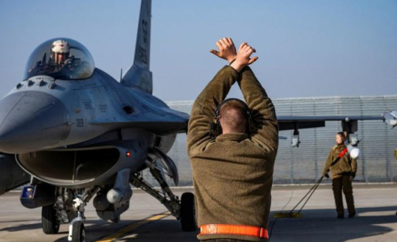 "Политико": Изпращане на F-16 на Украйна се обсъжда усилено в Пентагона