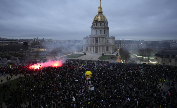 Над 1,2 млн. французи дефилираха срещу идеята на Макрон да ги пенсионира на 64 години