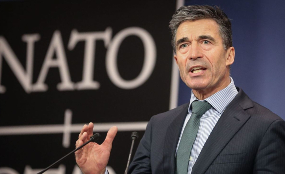 Расмусен: НАТО не, но страните му воюват в Украйна