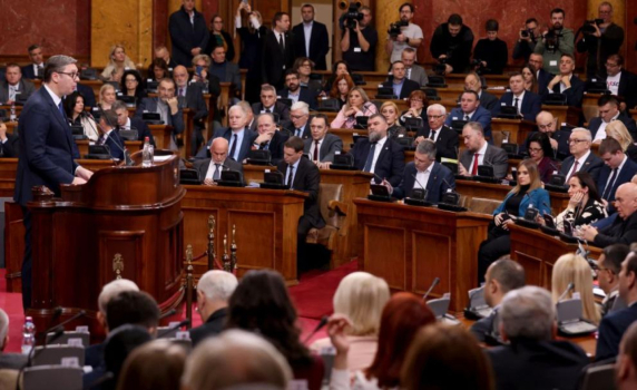 Сблъсъци в сръбския парламент по време на изказване на Вучич (видео)
