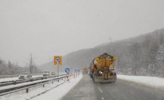 Близо 780 снегорина почистват пътищата, шофьорите да карат внимателно