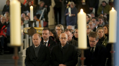 Германският канцлер Олаф Шолц беше сред стотиците присъстващи на погребението