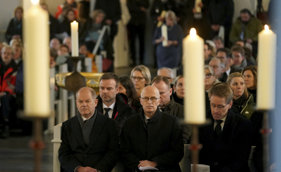 Шолц отиде на погребението на двама младежи, убити от мигрант