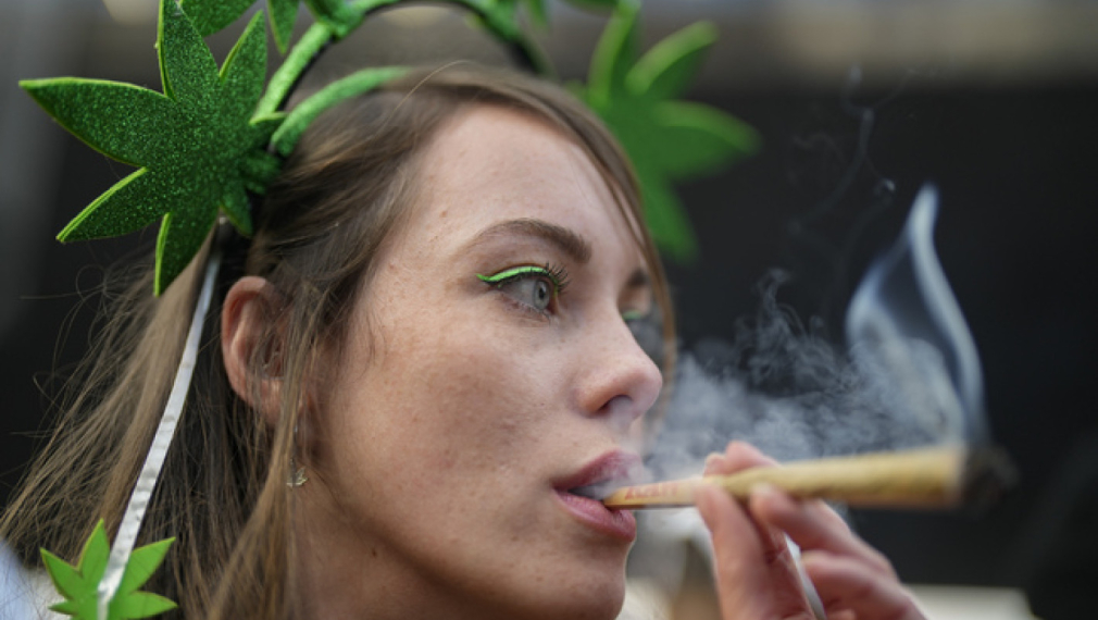Амстердам забранява пушенето на марихуана на публични места от средата на май