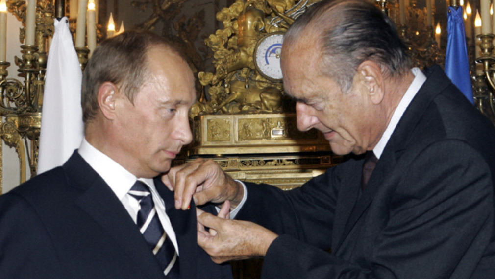 Жак Ширак (вдясно) награждава Владимир Путин с високото френско отличие.